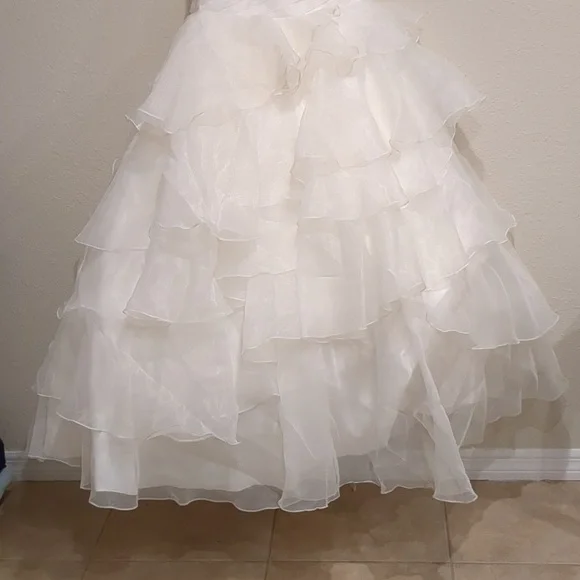 Stunning Allure Bridals Ivory Wedding Dress Size 4 - Picture 2 of 13